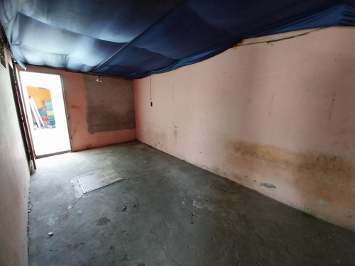 Local Comercial En Esquina Con Amplio Frente Y Vidrieras