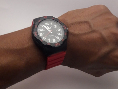 Reloj Q&q Modelo Vr18j013y Extensible Rojo