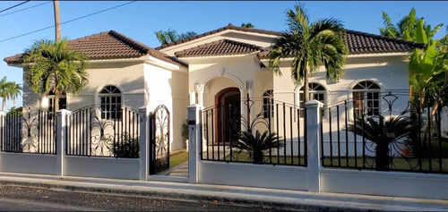 Vendo Hermosa Y Exclusiva Villa Amueblada Totalmente, Todo Importado Desde Canadá En Puerto Plata., Republica Dominicana