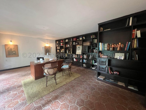 Linda Casa Al Estilo Colonial En Venta En Prados Del Este Yf
