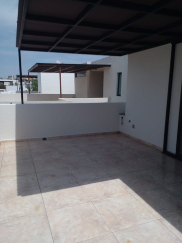 En Venta Casa En Santa Fe Juriquilla, Roof Garden, 4ta Recamara U Oficina..