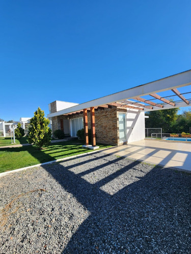 Se Arrienda Con Compromiso De Compra, Amplia Casa En Nogales