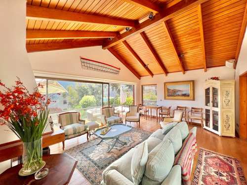 En Venta Encantadora Y Sólida Casa Con Linda Vista, Zapallar