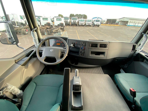 Imagem 4 de 10 de Caminhão Volvo Vm 330 8x2 22/22 - Carroceria De Madeira