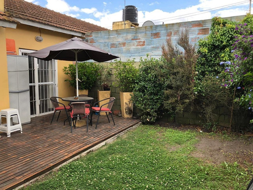 Casa 3 Ambientes Con Cochera Y Parque En Barrios Los Tilos