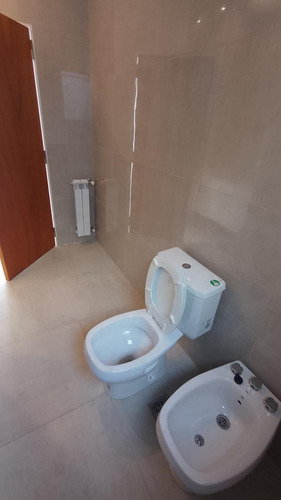Casa En Barrio Don Mateo, 3 Dormitorios, 168 M2 Cub, Pileta, Radiadores.-