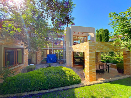 Casa En Venta De 5 Dorm. 4 Baños Mas Serv. En Piedra Roja