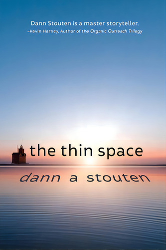 The Thin Space, De Stouten, Dann. Editorial Elk Lake Pub Inc, Tapa Blanda En Inglés
