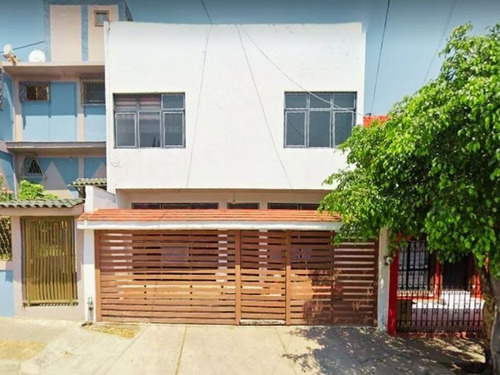 Casa En Venta En Guadalajara,  Ubicada En Isla Madeira, Col. Residencial La Cruz Sector Juarez, Remate Bancario