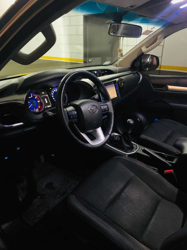 Imagen 11 de 16 de Toyota Hilux 2019 2.8 Cd Srv 177cv 4x2