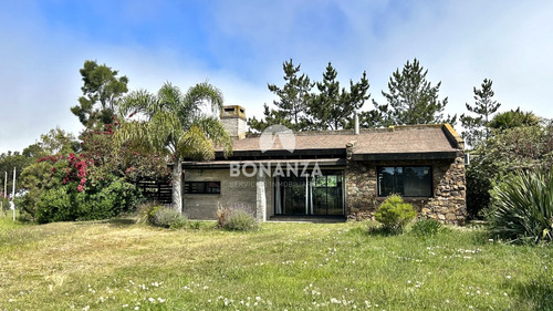 Casa En Venta En Piriápolis, Punta Negra. Gran Terreno De 1200 M². A 4 Cuadras De La Playa. 