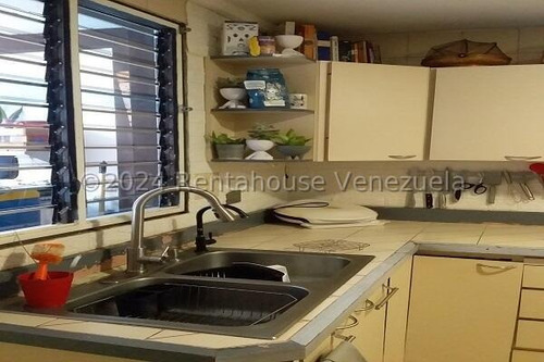 En Venta Casa Varios Niveles Ubicada En Buena Zona Del Hatillo 24-28093