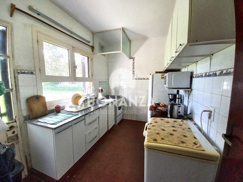 Casa En Venta. Piriápolis, Bella Vista. 4 Dormitorios, 3 Baños. 3052 M² De Terreno. A 200m De La Playa.