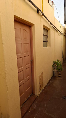 Casa De Pasillo En Venta De 1 Dormitorio Con Patio En Barrio Parque Casado