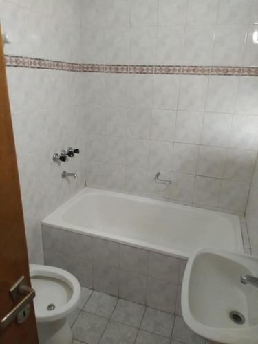 Excelente Departamento De 2 Ambientes, Muy Luminoso Y Aireado. Muy Buen Estado Y Excelentemente Ubicado