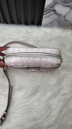 Crossbody Guess Jj970870 Nueva 100 % Original Con Etiqueta Rosa Pálido Estampado Níquel Rosa Pálido