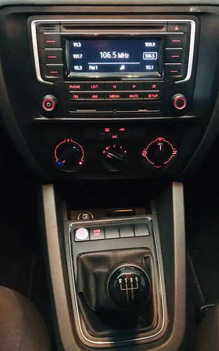 Imagen 10 de 15 de Volkswagen Jetta 2017 4p Trendline L5/2.5 Man