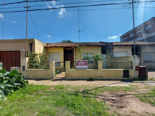 Casa Con Departamento En Venta En Barrio Sarmiento