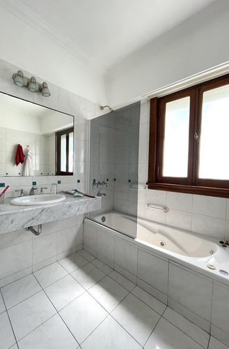 Casa En Venta En Vte. Lopez - 5 Amb.