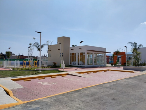 Casa De 4 Recamaras En Desarrollo Privado Con Acceso Controlado Y Casa Club Con Alberca