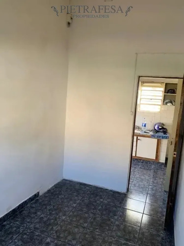 Casa En Alquiler, 3 Dormitorios, 1 Baño, Patio, Cochera. Cerro.