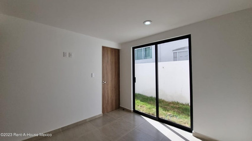 Casa En Venta En El Refugio Querétaro. Sr