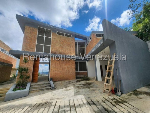 Estupenda Casa En Venta En Alto Hatillo. N E G O C I A B L E