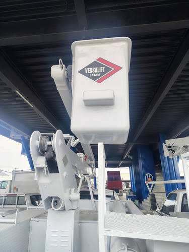 Grúa Con Canastilla Para Elevación Hasta 12 Metros De Altura