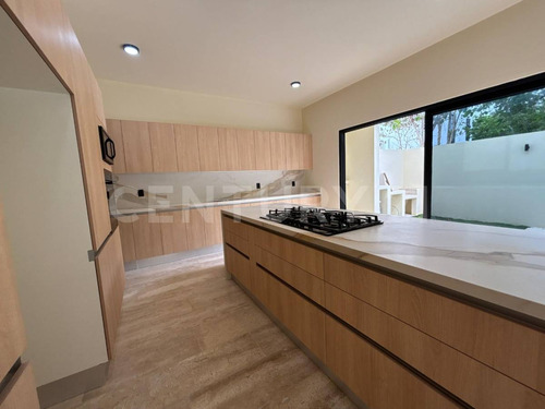 Residencia De Lujo En Vía Cumbres Con Amplios Espacios Y Exclusividad