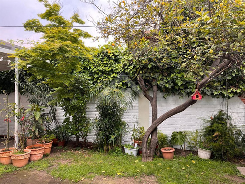 Casa En Venta De 5 Dorm. En Ñuñoa