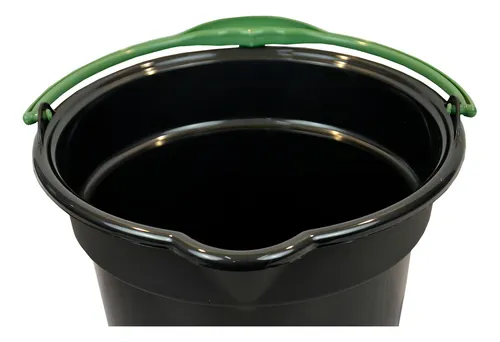 Balde Con Pico Vertedor Asa Plastico Graduado 8lt Resistente Color Negro