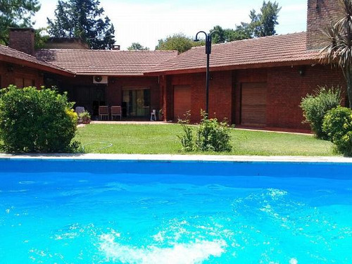 Casa En Venta En Barrio El Trébol, De 6 Ambientes Más Casa De Huéspedes. La Unión, Ezeiza.