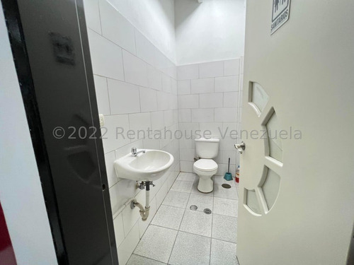 Imagen 22 de 24 de Alquilo Edificio Comercial , Tres Pisos, Con Excelente Ubicación Catia !!!! Excelente Oportunidad!