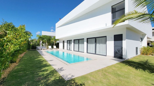 Alquila Hermosa Villa Nueva Con 4 Habitaciones En Punta Cana