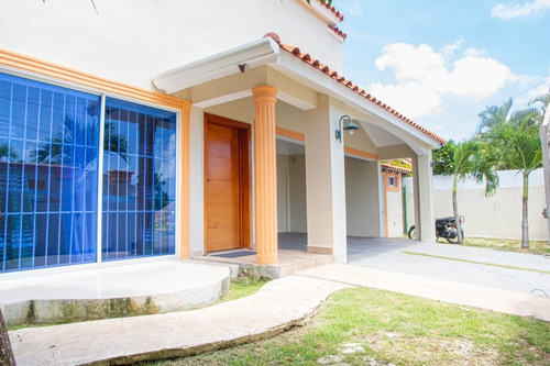 Imagen 4 de 30 de Exquisita Casa En Bávaro Con Piscina Y Amueblada