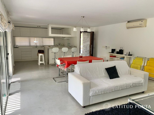 Imagen 3 de 30 de Casa Moderna En La Barra