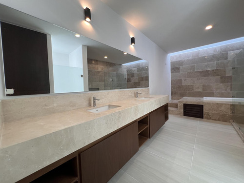 Casa En Venta Merida, Privada, De 659 Mt De Construccion.