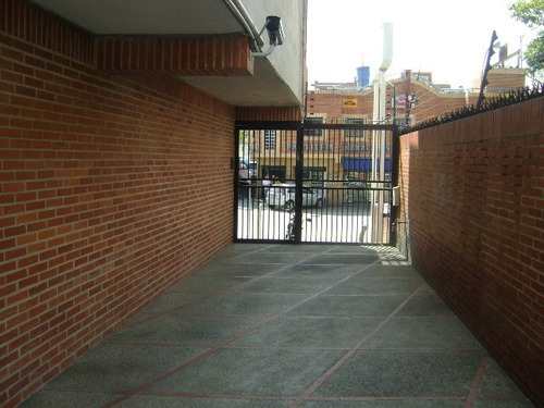 Imagen 2 de 3 de Alquilo Local En Los Chaguaramos De 180 M2. Piso 2
