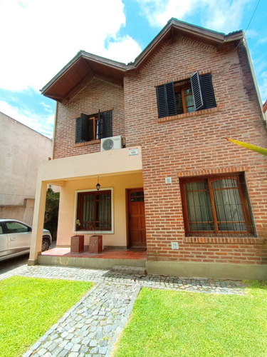Venta Casa En City Bell Gonnet La Plata 4 Dormitorios Pileta Gran Quincho Escucha Ofertas Con Hidromasaje, 3 Baños Completos, Garage Para 3 Vehículos Con Calefacción En Todos Los Ambientes