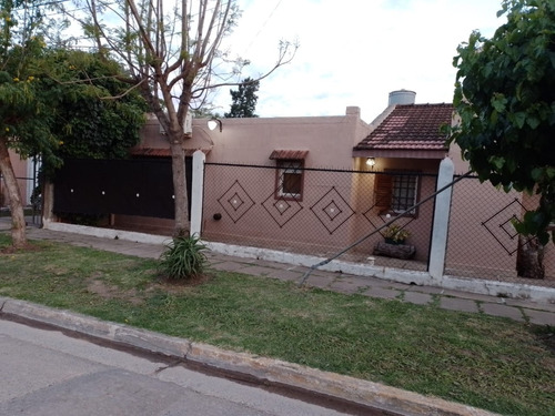 Venta Comoda Casa A 5 Cuadras De La Universidad Ungs, Tiene Un Pequeño Escritorio