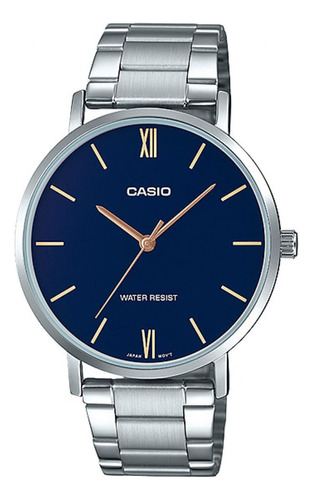 Reloj pulsera Casio Dress MTP-VT01 de cuerpo color plateado, analógico, para hombre, fondo azul, con correa de acero inoxidable color plateado, agujas color oro rosa, dial dorado, bisel color plateado y desplegable