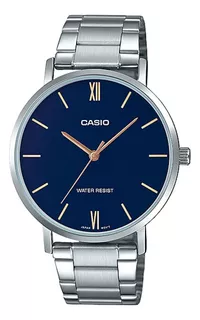 Reloj pulsera Casio Dress MTP-VT01 de cuerpo color plateado, analógico, para hombre, fondo azul, con correa de acero inoxidable color plateado, agujas color oro rosa, dial dorado, bisel color plateado