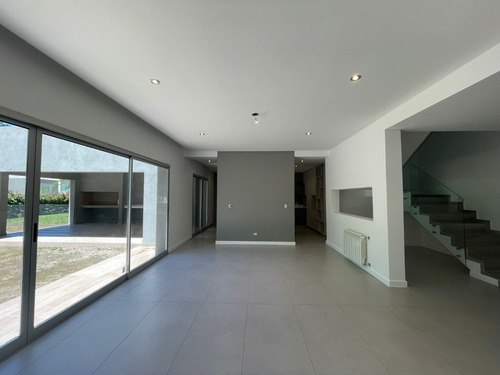 Casa Moderna En Fincas De Hudson.