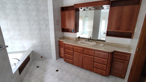 Apartamento En La Ave. El Milagro, Costa Virginia