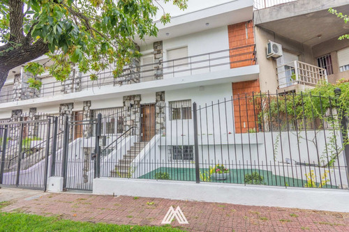Venta De Casa En La Blanqueada Con Garaje Y Jardín