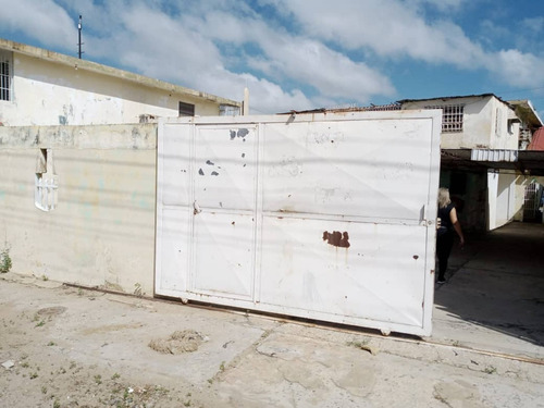 Imagen 10 de 16 de Casa Comercial En Toda La Av. C2 Frente A La Iglesia San Tarciso Vanessa Suarez