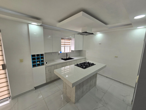 Casa En Fraccionamiento Privado, 3 Recámaras, 2.5 Baños, Doble Cochera, Vigilancia 24/7, Cocina De Cuarzo