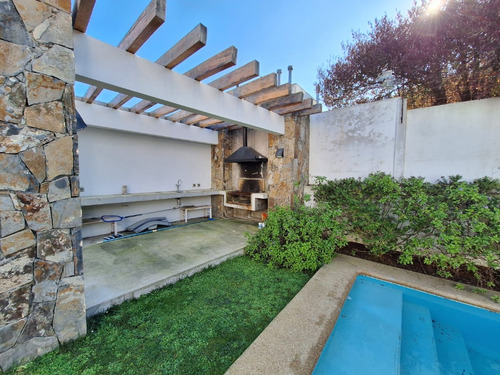 Moderna Casa En Lomas De Montemar, Concón