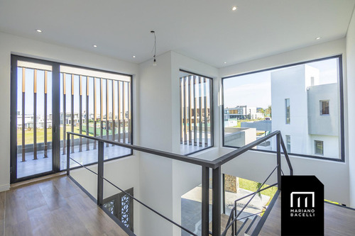 Casa En Venta En Terralagos, Canning