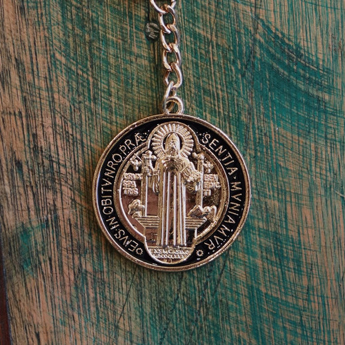 Chaveiro Medalha São Bento Resinado